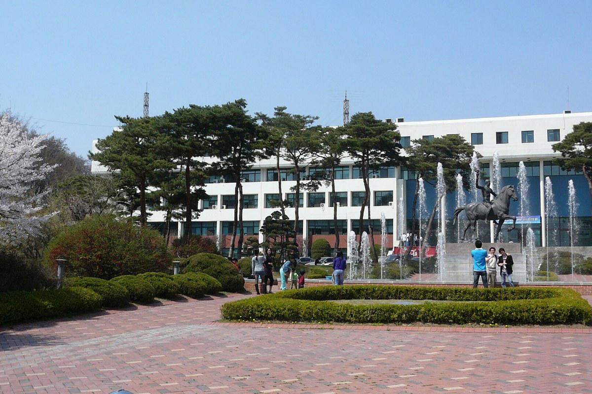 Quảng trường có đài phun nước trước tòa nhà chính Đại học Ajou ở Suwon