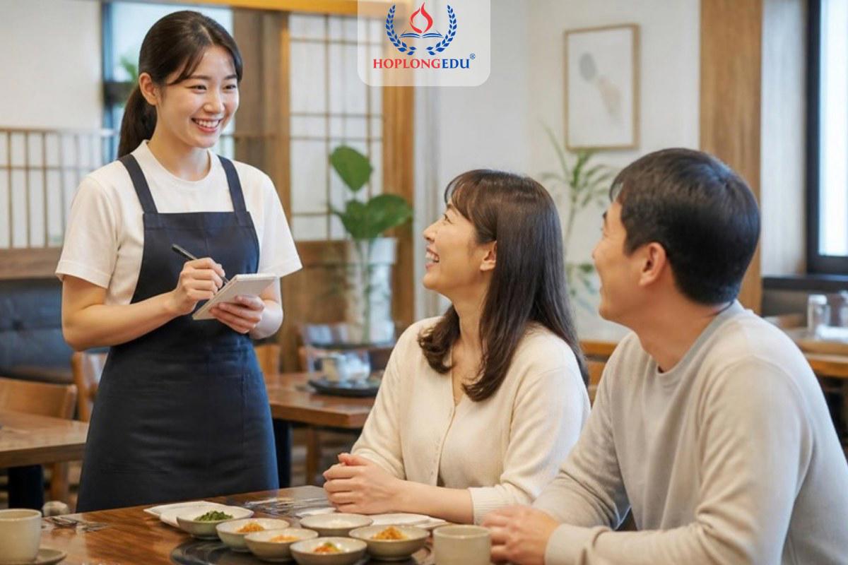 Nữ du học sinh Việt Nam làm thêm, nhận order của khách trong một quán ăn Hàn Quốc