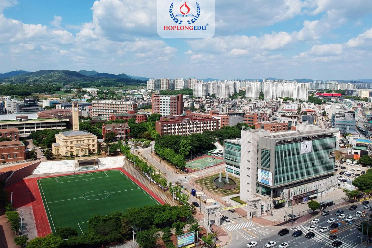 Toàn cảnh Đại học Pyeongtaek nhìn từ trên cao với sân vận động và khu dân cư phía sau
