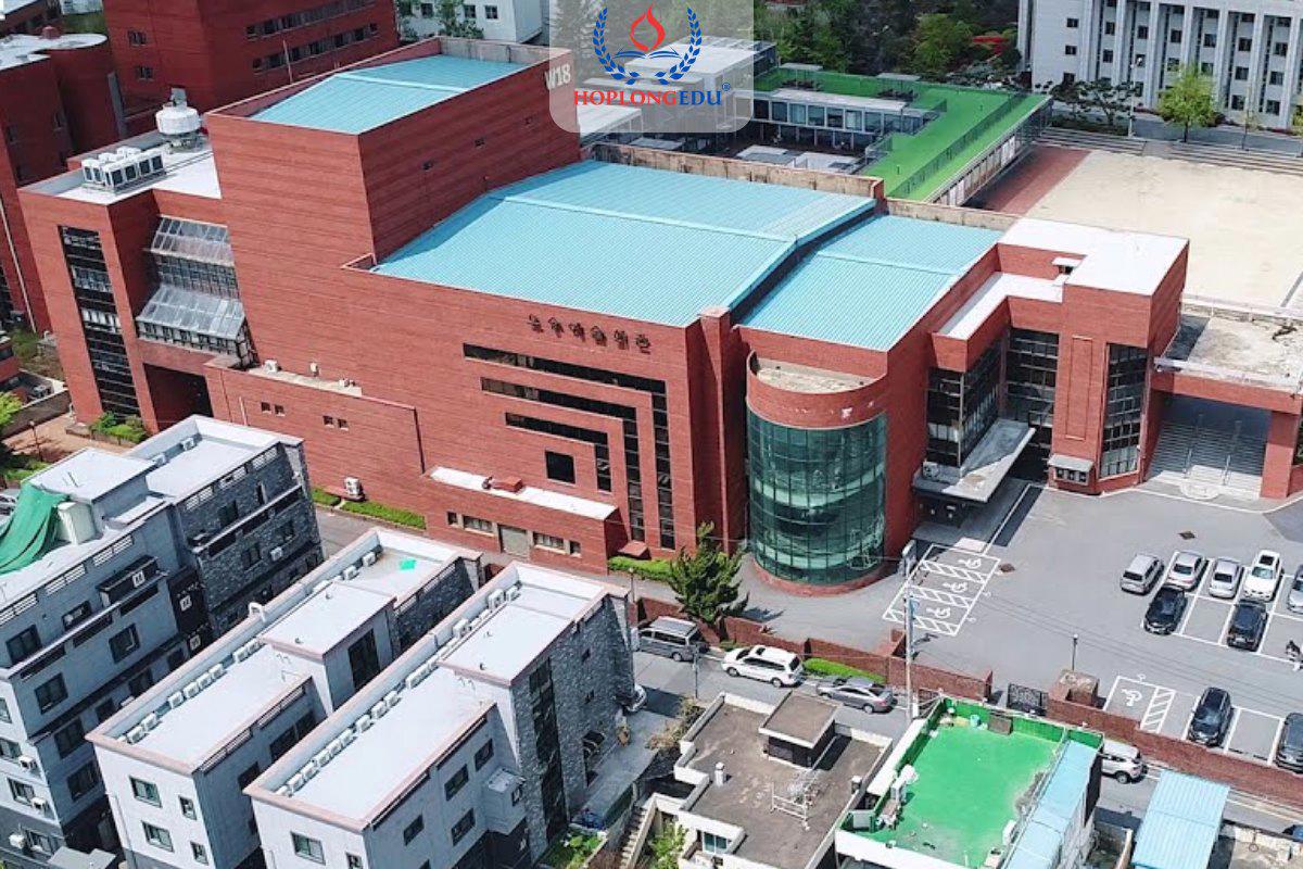 Đại học Woosong nhìn từ trên cao với nhà hát nghệ thuật gạch đỏ và các tòa nhà khu Tây ở Daejeon