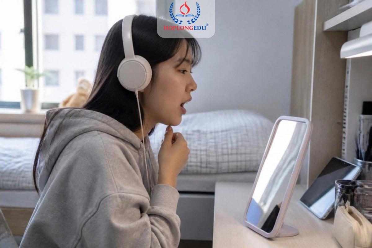 Du học sinh luyện phát âm tiếng Hàn trước gương trong phòng ký túc xá