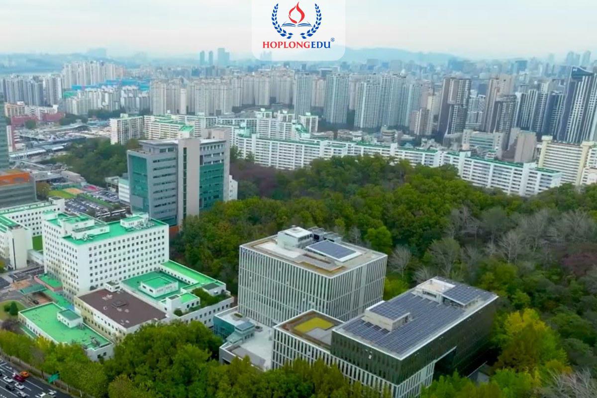 Khuôn viên Đại học Catholic Hàn Quốc ở Bucheon nhìn từ trên cao