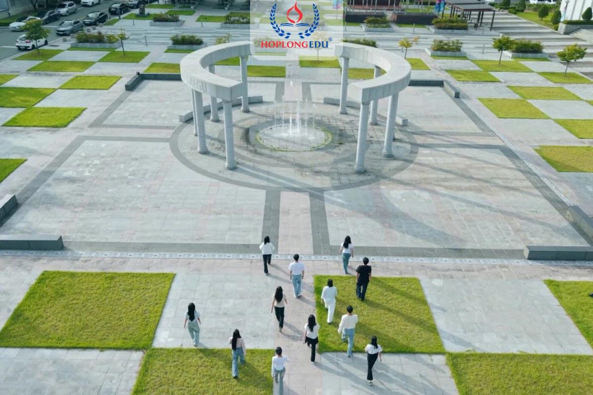 Quảng trường có đài phun nước trong khuôn viên Đại học Daegu Catholic nhìn từ trên cao