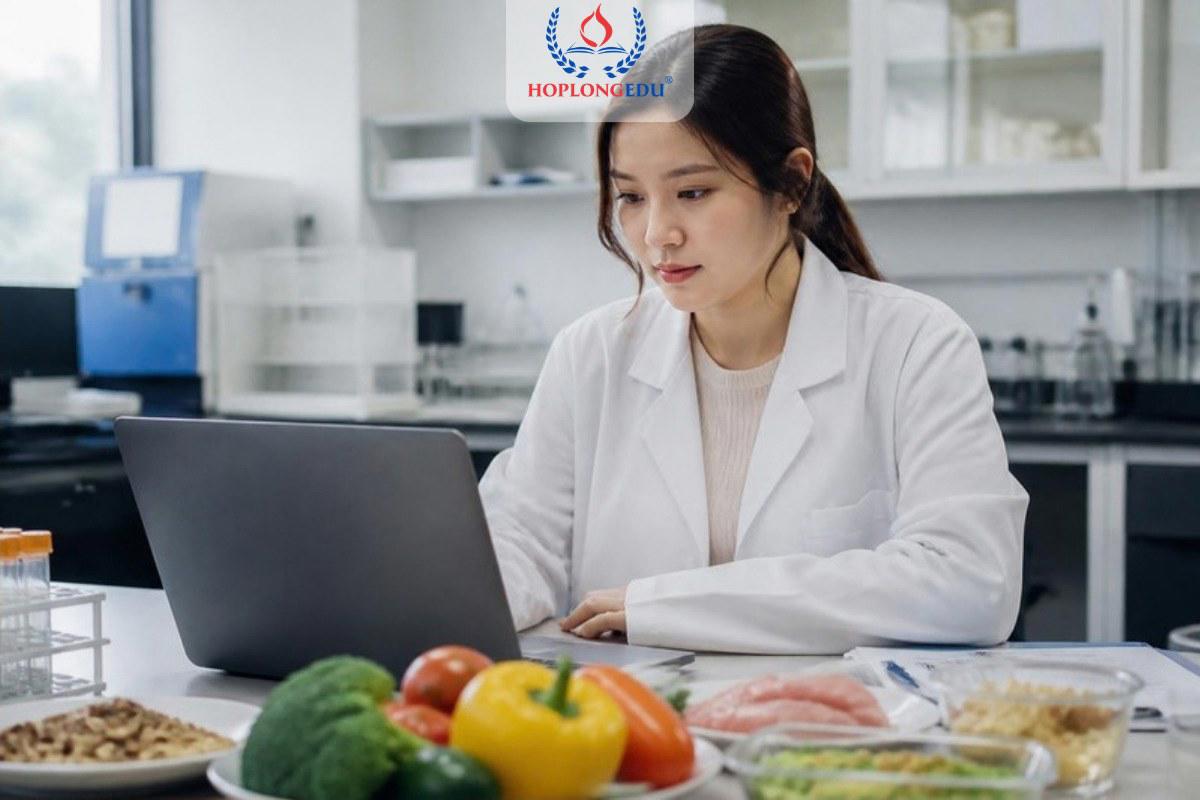 Học viên thạc sĩ người Việt làm việc trong phòng thí nghiệm khối sức khỏe của một trường đại học Hàn Quốc