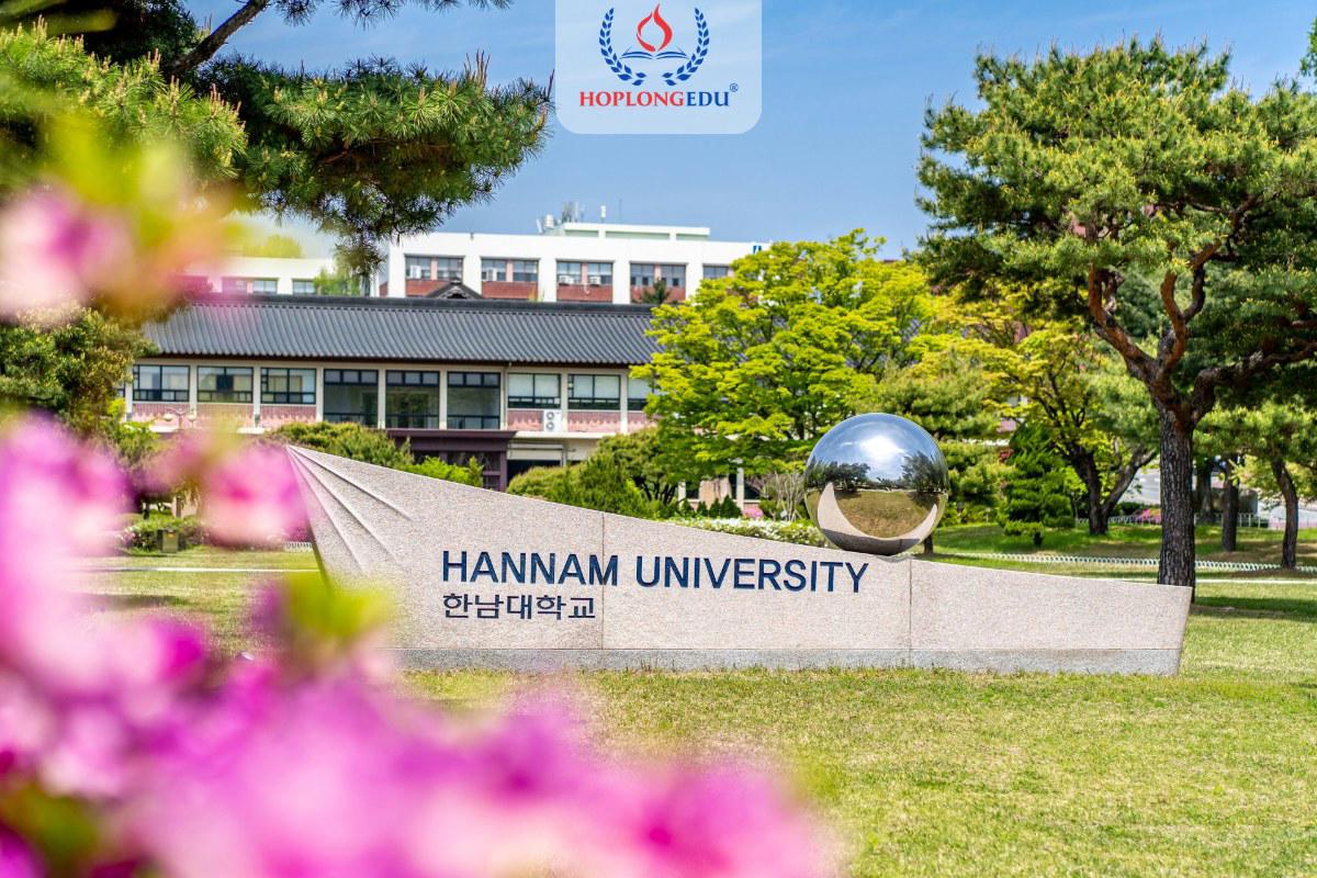 Bảng tên Hannam University giữa khuôn viên mùa xuân ở Daejeon