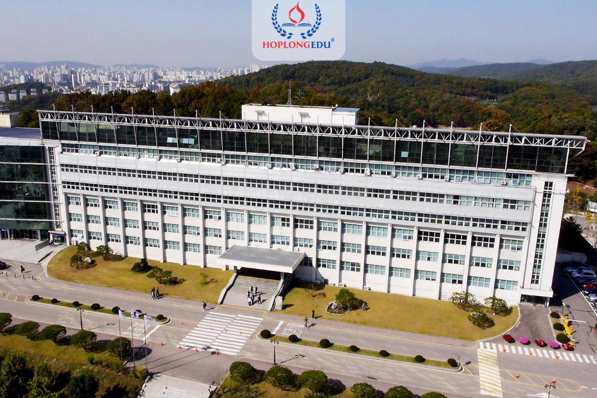 Tòa giảng đường số 1 của Đại học Kyonggi ở cơ sở Suwon nhìn từ trên cao