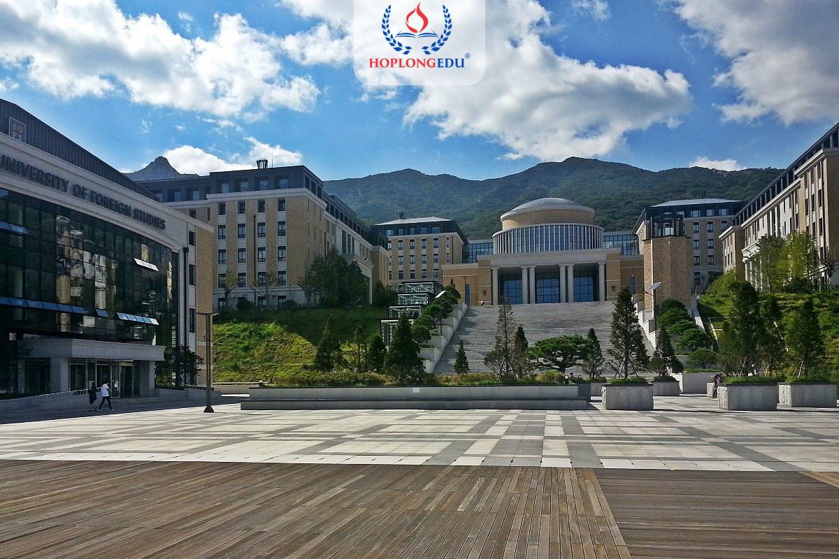 Quảng trường trung tâm và các tòa nhà của Đại học Ngoại ngữ Busan dưới chân núi Geumjeong