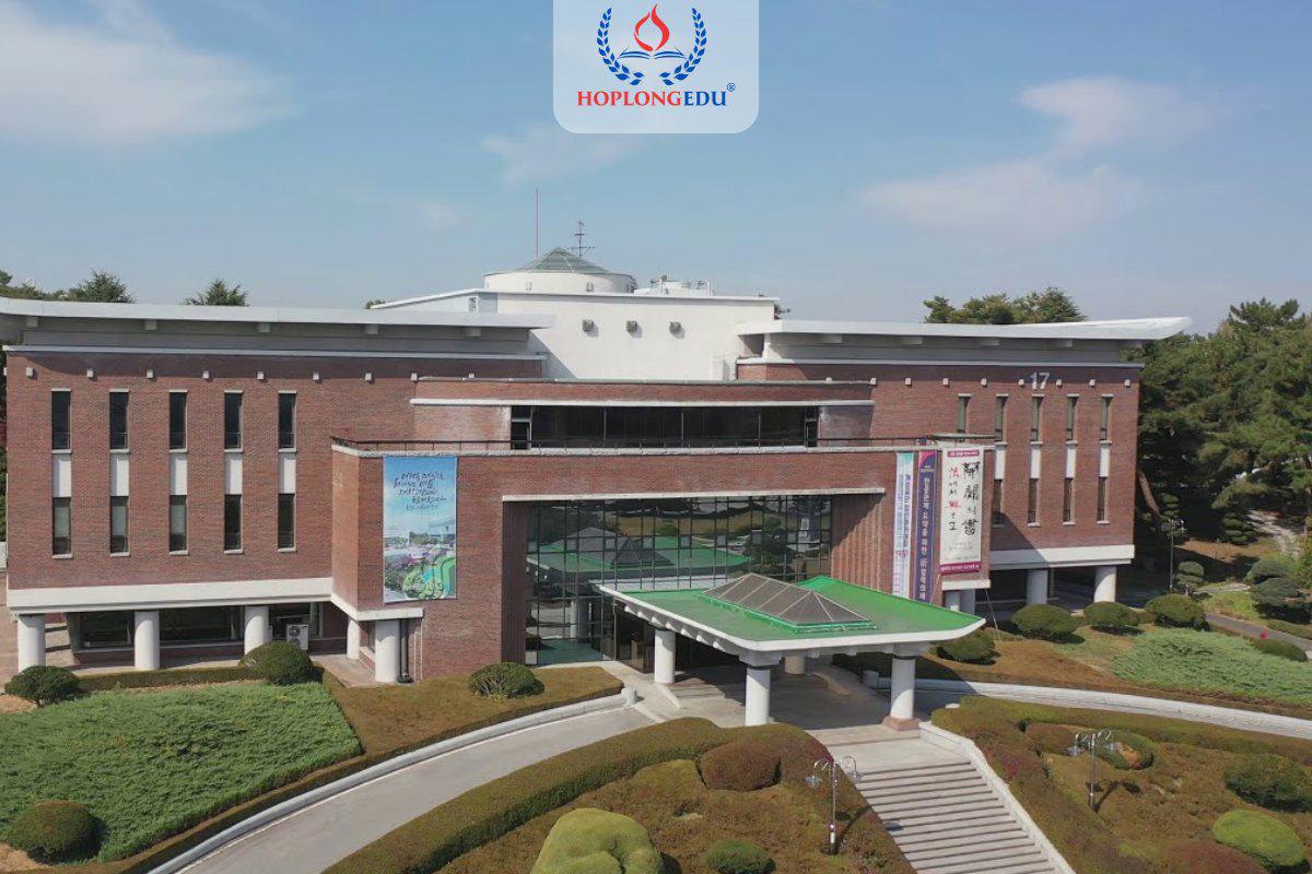 Nhà tưởng niệm Sungsan trong khuôn viên Đại học Wonkwang