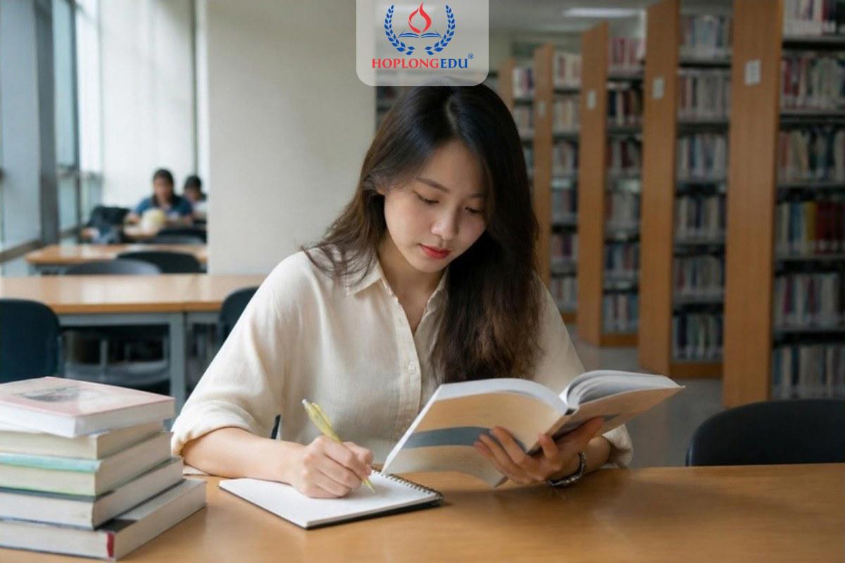 Học viên thạc sĩ người Việt đọc sách tiếng Hàn trong thư viện một trường đại học ở Seoul