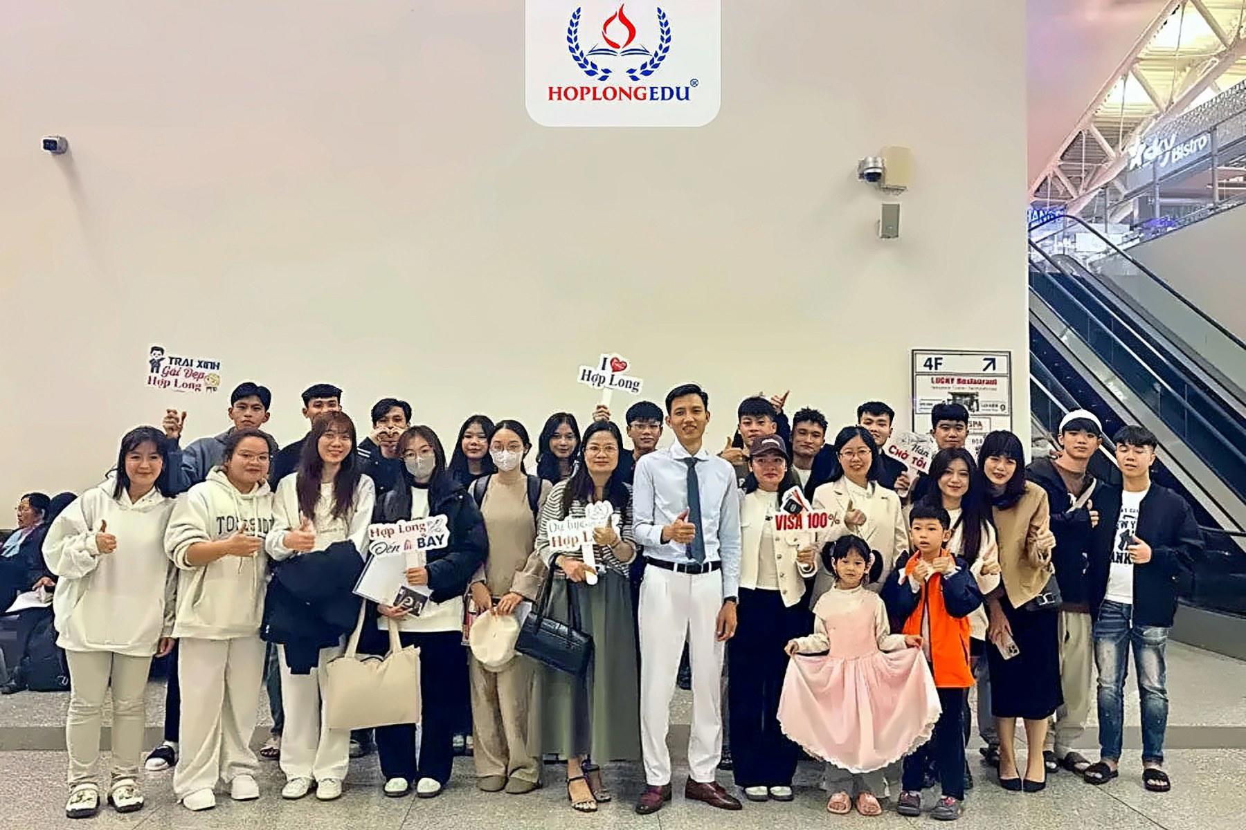 Học viên Hợp Long chụp ảnh cùng nhau ở sân bay trước khi sang Hàn Quốc du học
