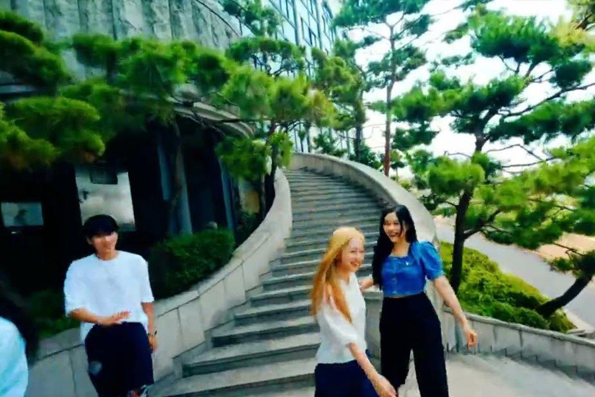 Sinh viên đi trên bậc thang trong khuôn viên Đại học Seokyeong