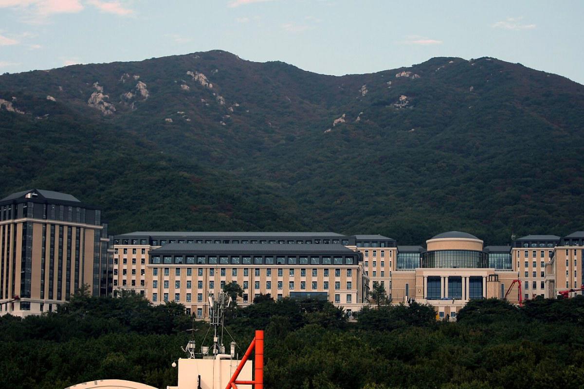 Toàn cảnh khuôn viên Đại học Ngoại ngữ Busan nằm dưới chân núi Geumjeong