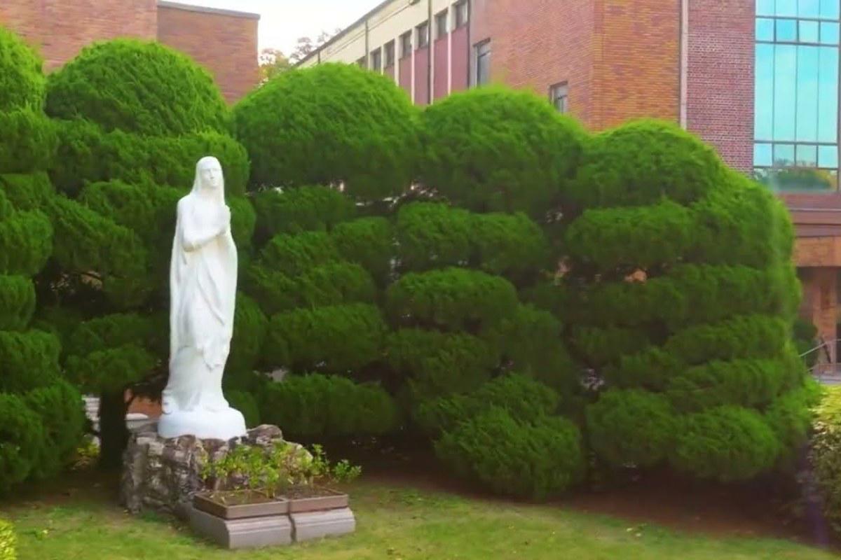 Vườn có tượng Đức Mẹ trong khuôn viên Đại học Catholic Hàn Quốc