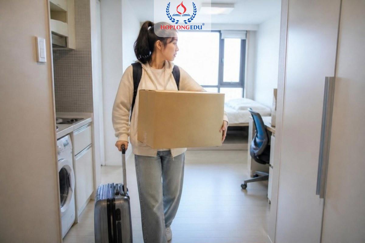 Du học sinh kéo vali, ôm thùng đồ dọn vào phòng trọ mới ở Hàn Quốc