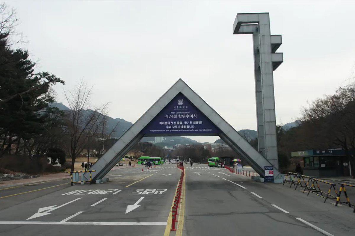 Cổng chính Đại học Quốc gia Seoul