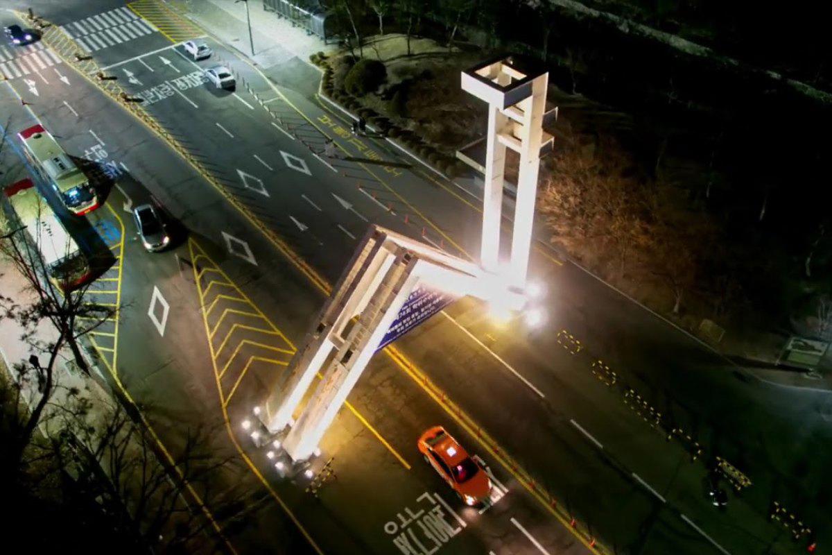 Cổng Đại học Quốc gia Seoul về đêm nhìn từ trên cao