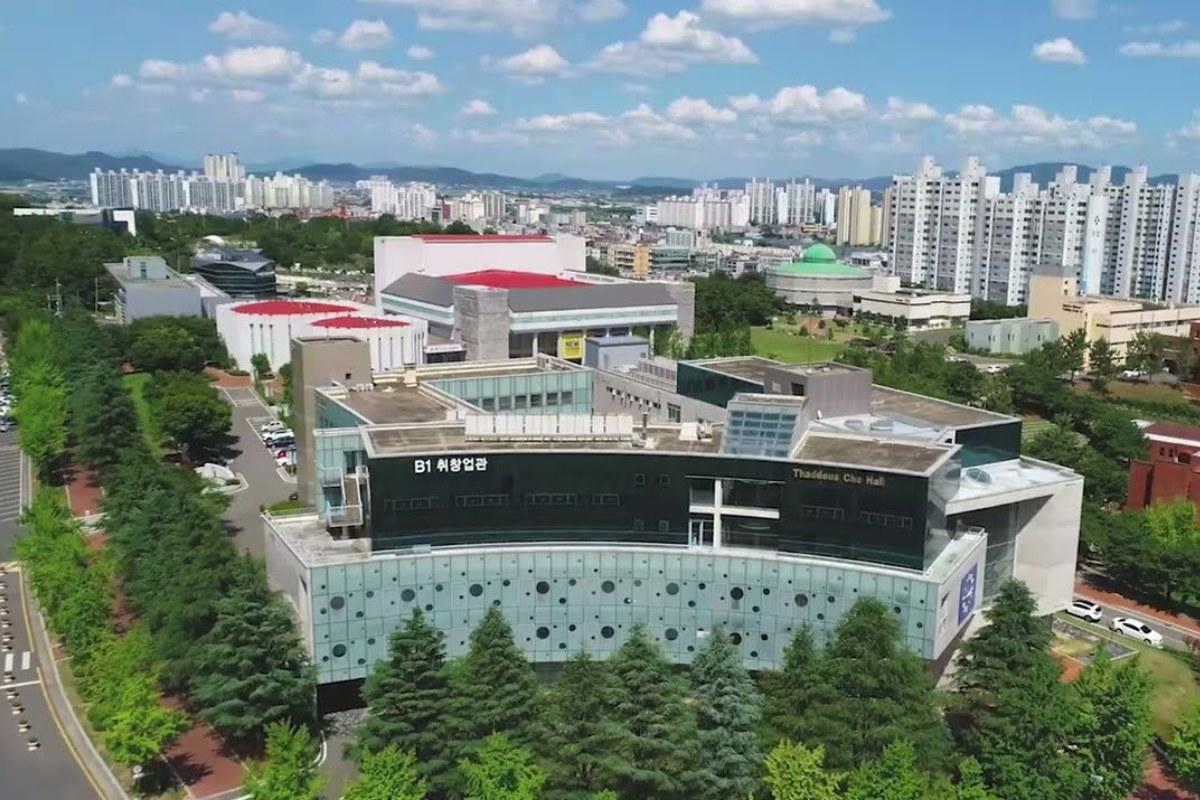Khuôn viên Đại học Daegu Catholic với khu chung cư Gyeongsan phía sau