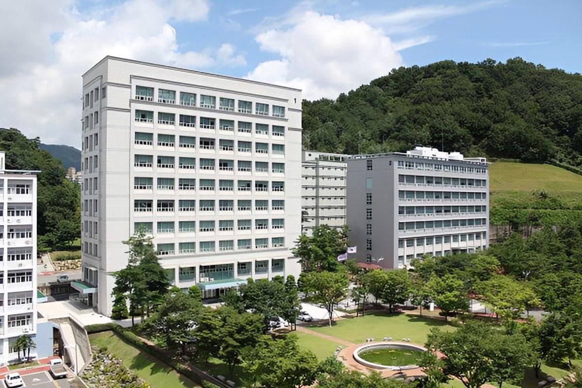 Một toà giảng đường của Đại học Changshin