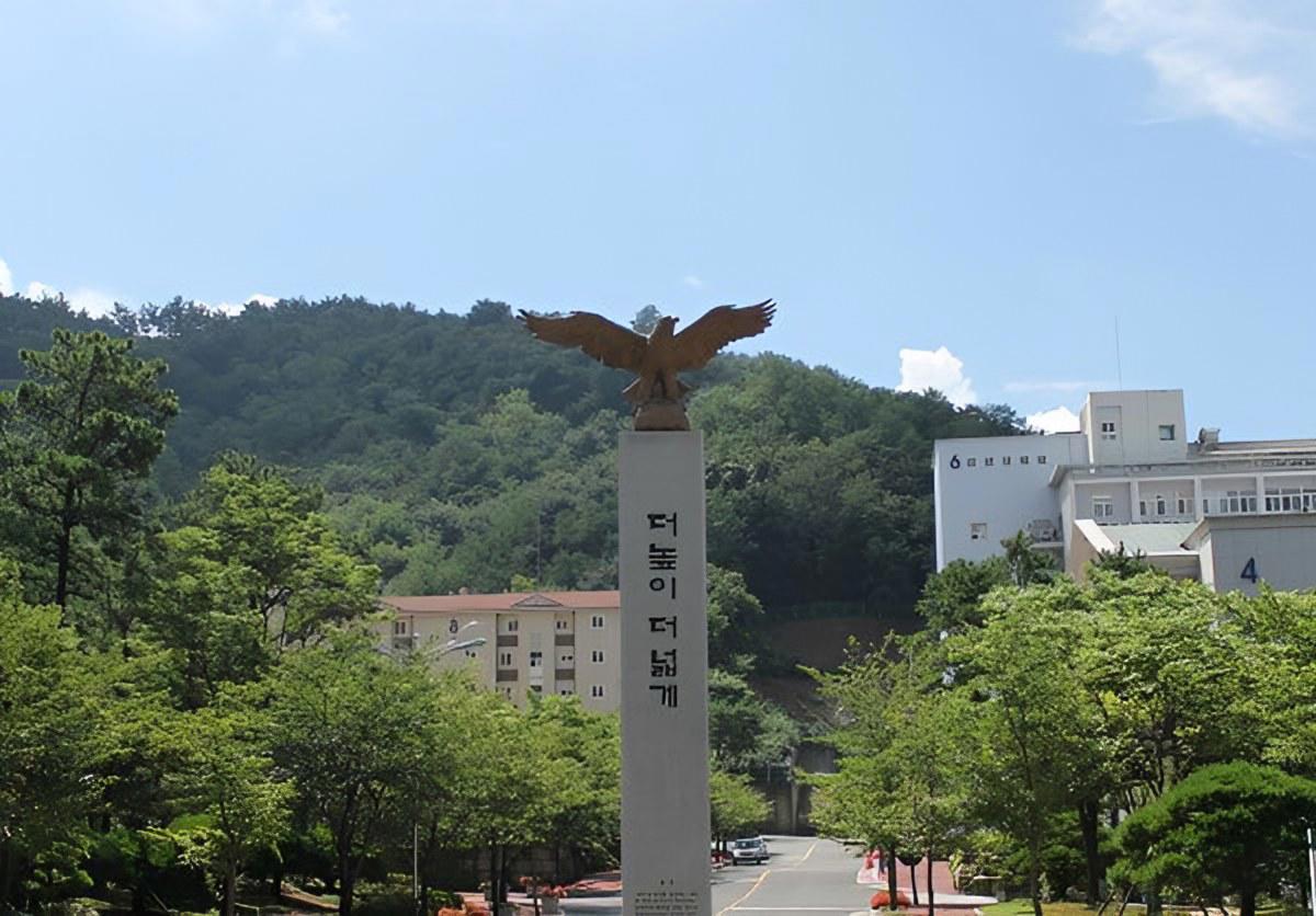 Khuôn viên Đại học Changshin ở Changwon vào mùa hè, nhiều cây xanh quanh các toà nhà