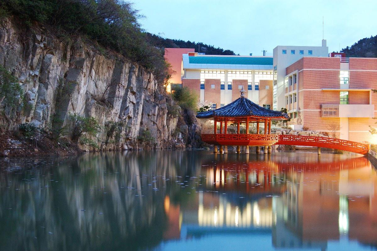 Đình Jeongsimjeong bên hồ trong khuôn viên Đại học Dong-eui