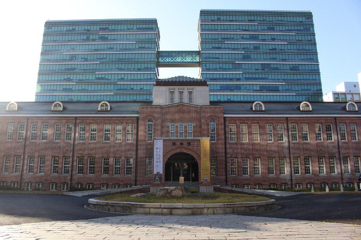 Tòa nhà gạch đỏ Seokdang trong cơ sở Bumin của Đại học Dong-A, Busan