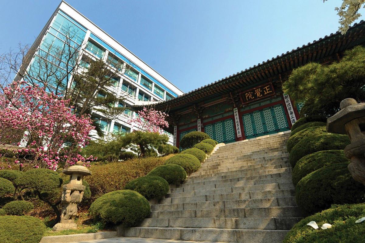 Bậc đá dẫn lên chùa Jeonggakwon trong khuôn viên Đại học Dongguk