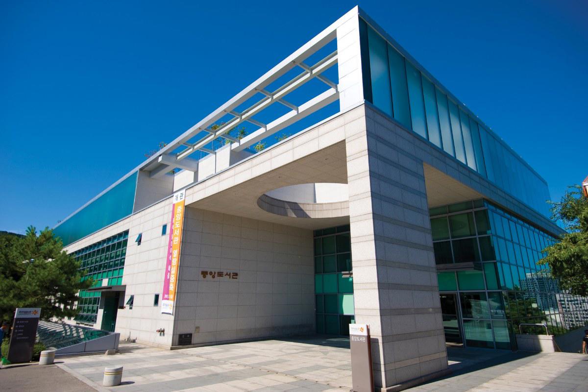 Tòa thư viện trung tâm của Đại học Dongguk ở cơ sở Seoul