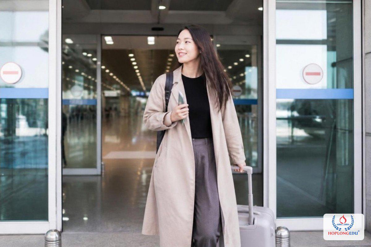 Du học sinh Việt Nam tới sân bay Incheon