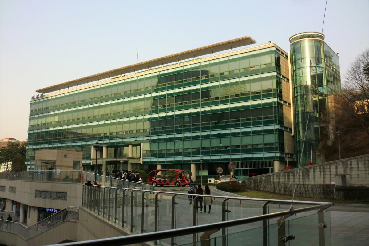 Tòa nhà mặt kính và lối đi trong khuôn viên Đại học Gachon