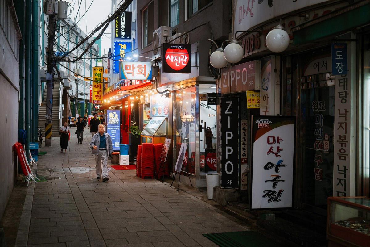 Một con hẻm nhiều quán ăn nhỏ ở Seoul