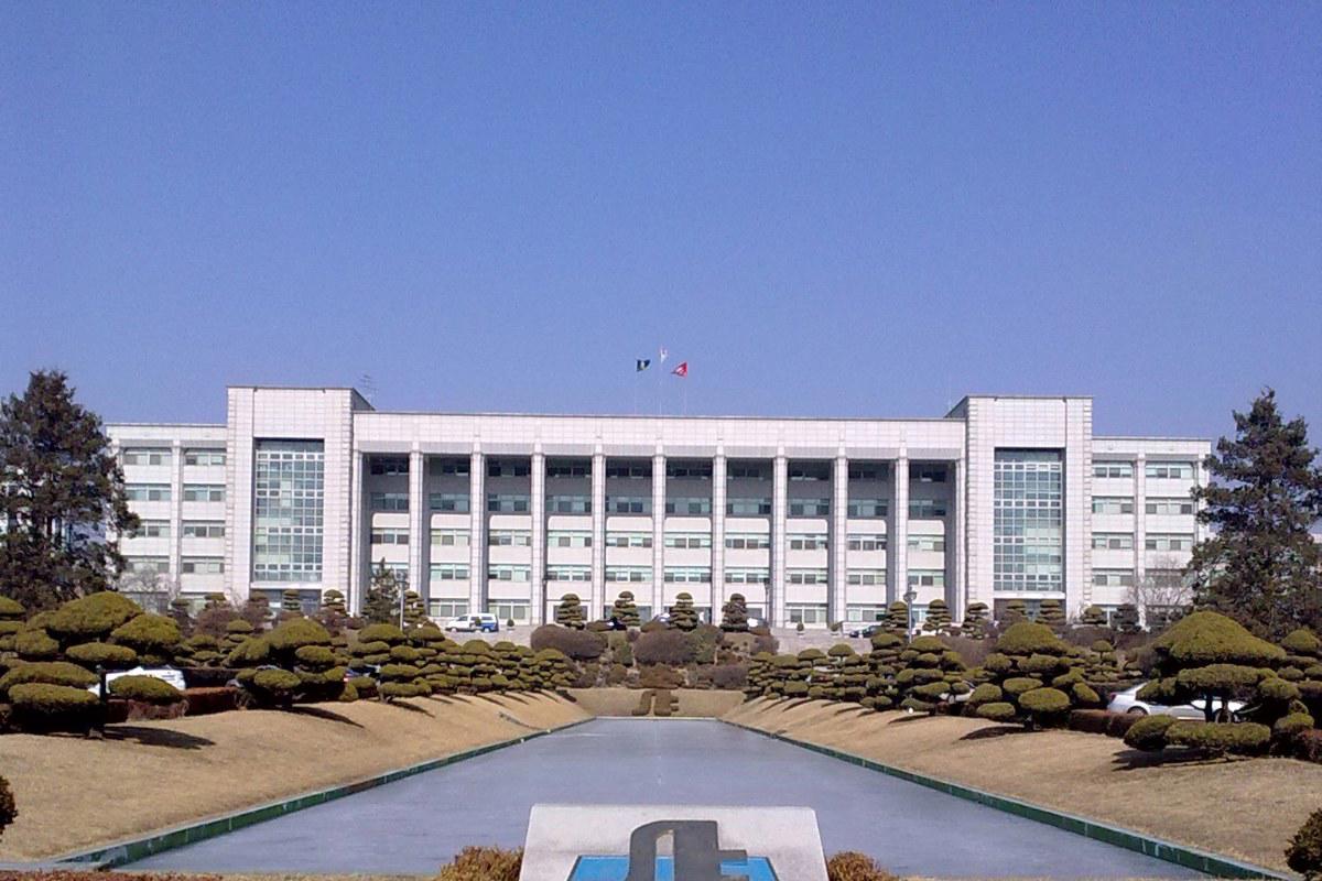 Tòa nhà chính Đại học Inha nhìn từ hồ nước phía trước