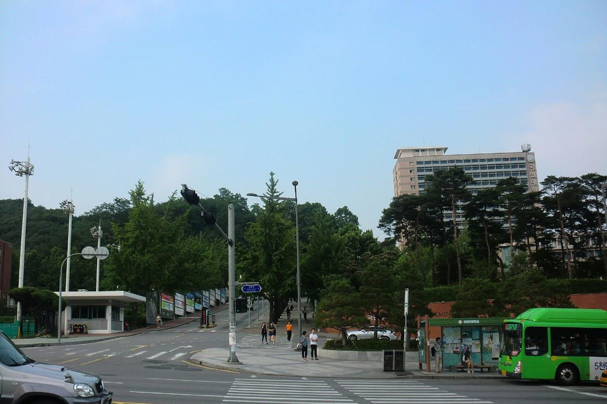 Khu vực cổng Đại học Kookmin ở Seoul