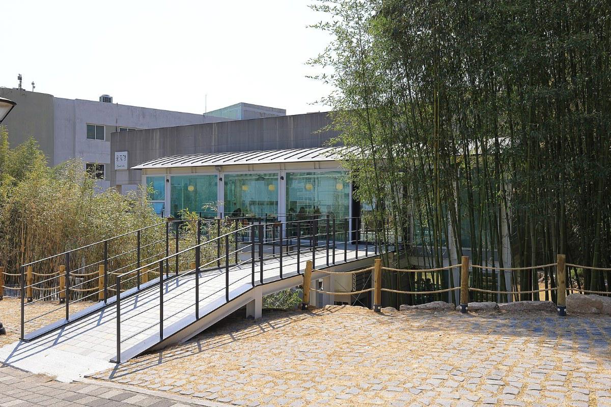 Một góc khuôn viên Đại học Quốc gia Pusan với rừng trúc
