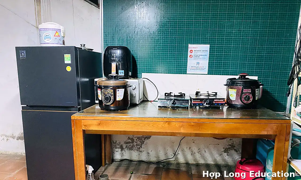 Khu nấu ăn ký túc xá Hợp Long có tủ lạnh, lò vi sóng, bếp ga và nồi cơm