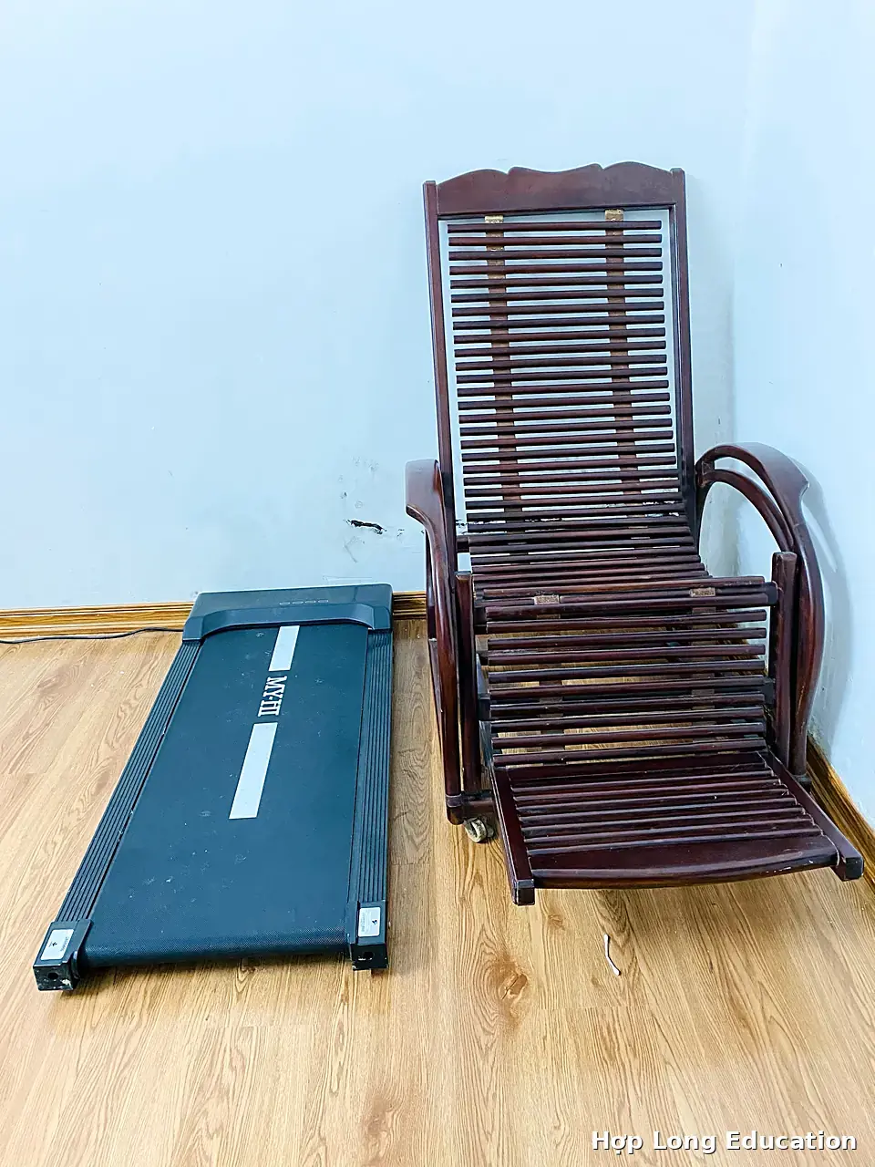 Máy chạy bộ và ghế nghỉ ngơi bằng gỗ ở ký túc xá Hợp Long