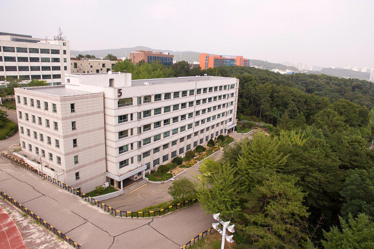 Giảng đường số 5 giữa rừng cây ở cơ sở Suwon, Đại học Kyonggi