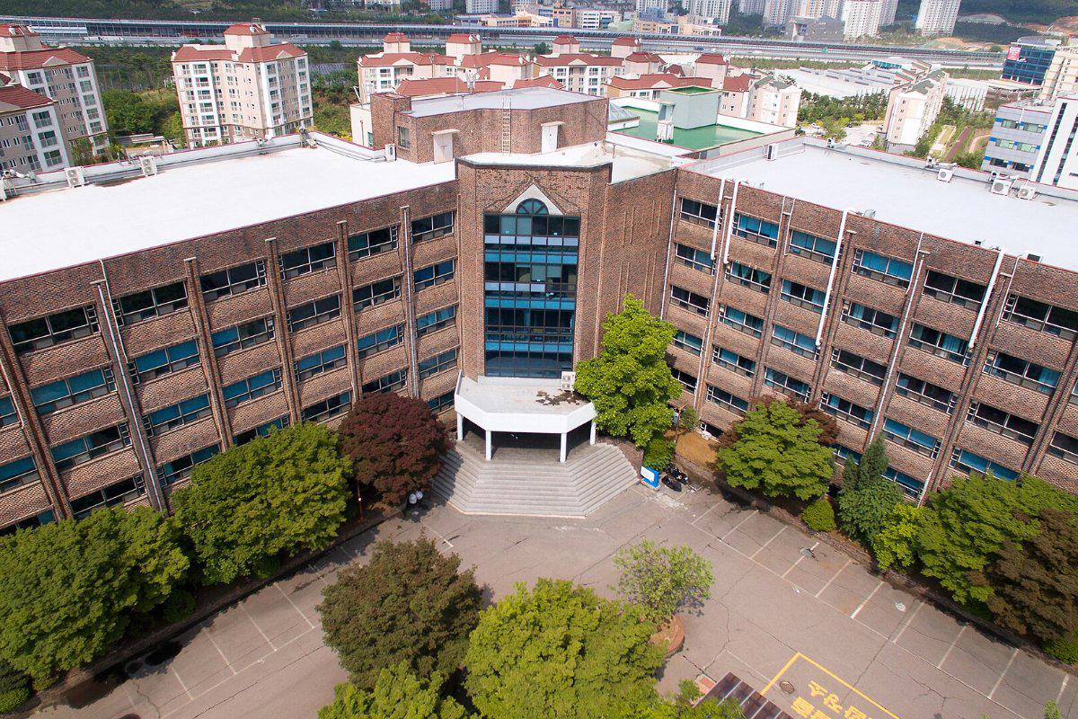 Khuôn viên cơ sở Suwon của Đại học Kyonggi nhìn từ trên cao với giảng đường và hàng cây