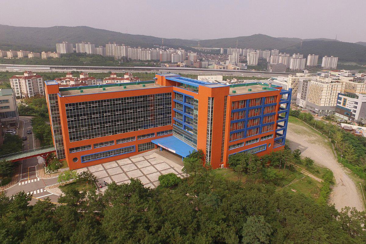 Tòa kỹ thuật số 2 của Đại học Kyonggi trên sườn đồi