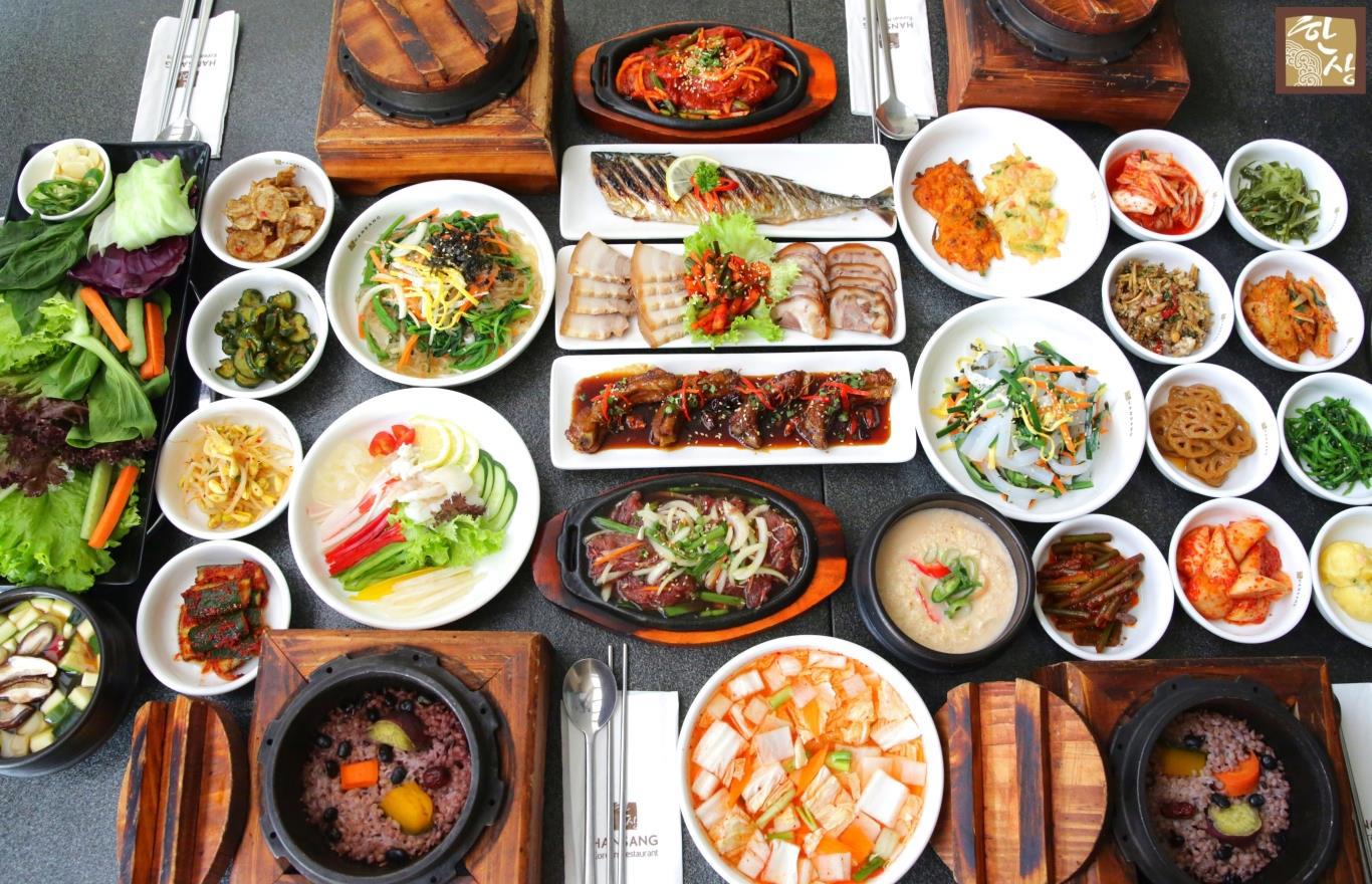 Bàn ăn Hàn Quốc bày nhiều món ăn kèm và món chính