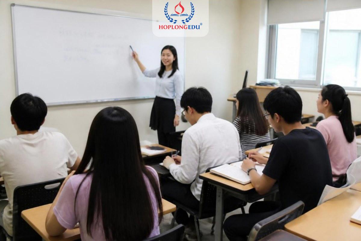 Lớp tiếng Hàn ở viện ngôn ngữ của trường đại học, giáo viên Hàn đứng giảng, du học sinh ghi chép