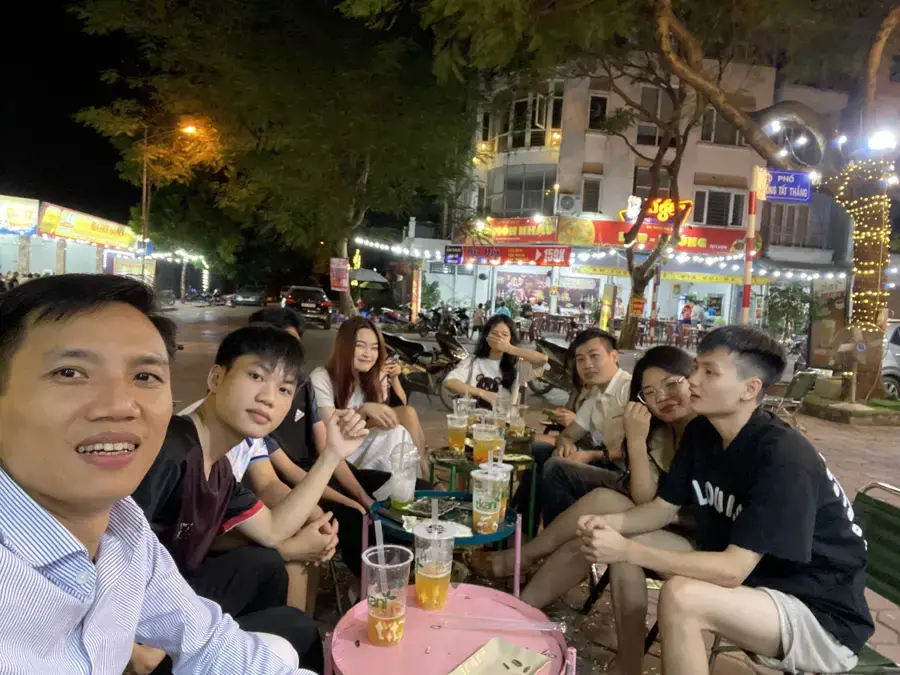 Gi&aacute;m đốc Hợp Long ngồi uống nước c&ugrave;ng học vi&ecirc;n buổi tối