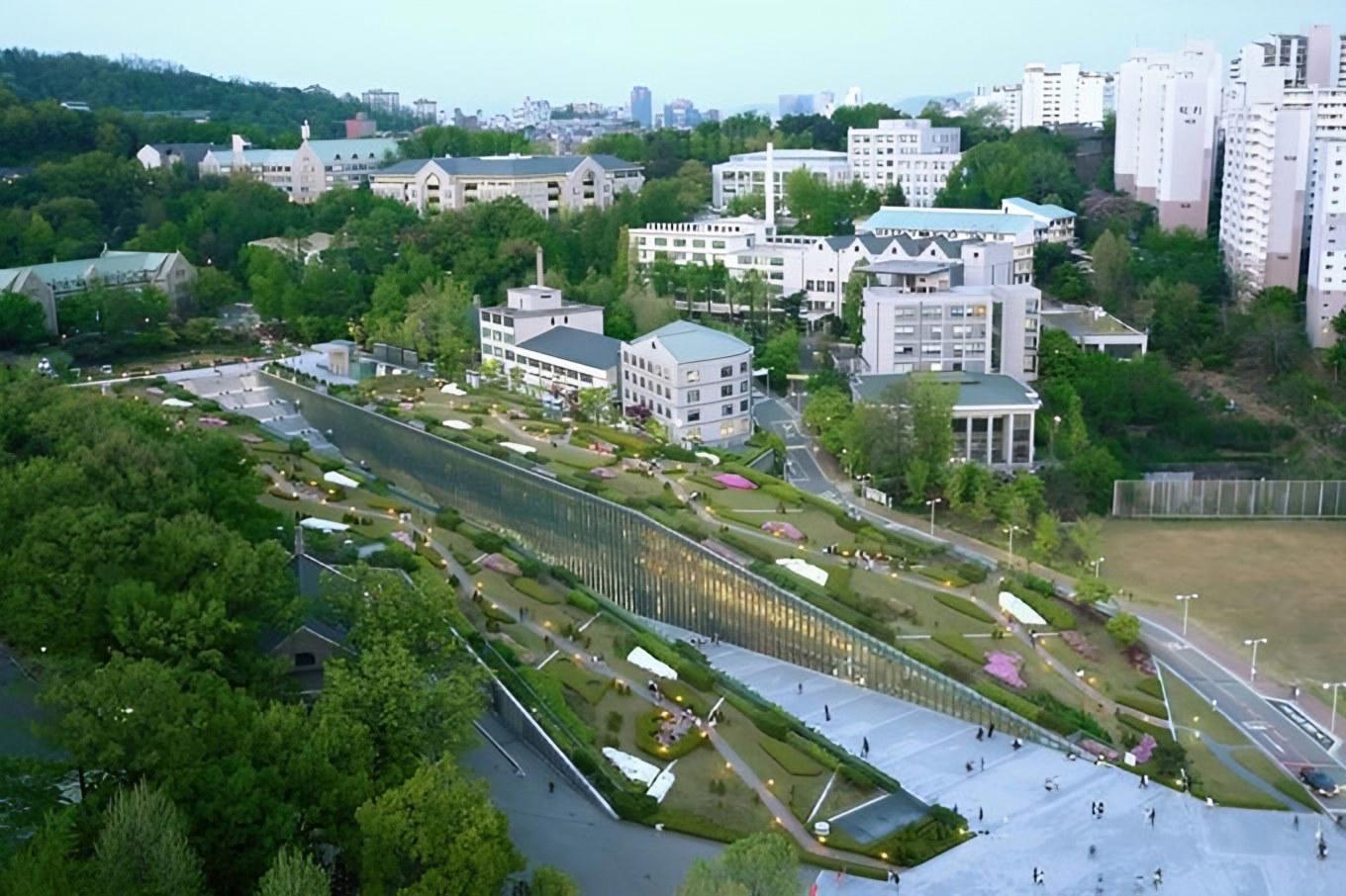 Toàn cảnh khuôn viên Đại học nữ Ewha nhìn từ trên cao với các toà nhà giảng đường giữa nhiều cây xanh