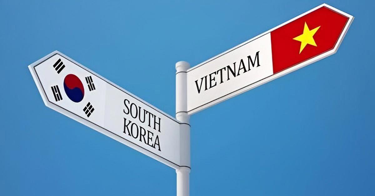 Biển chỉ đường hai hướng South Korea và Vietnam trên nền trời xanh