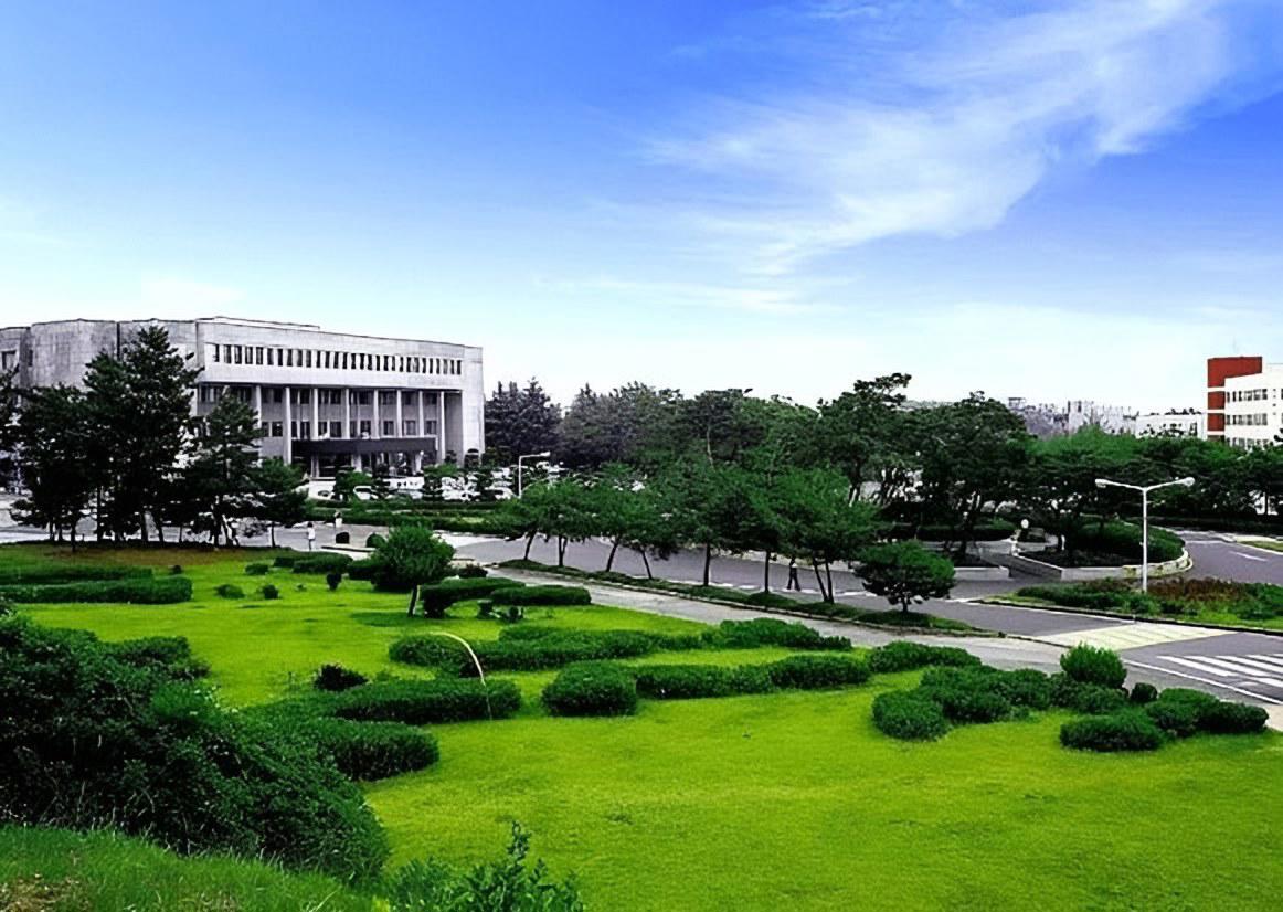 Bãi cỏ rộng và toà nhà học trong khuôn viên Đại học Daegu ở Gyeongsan