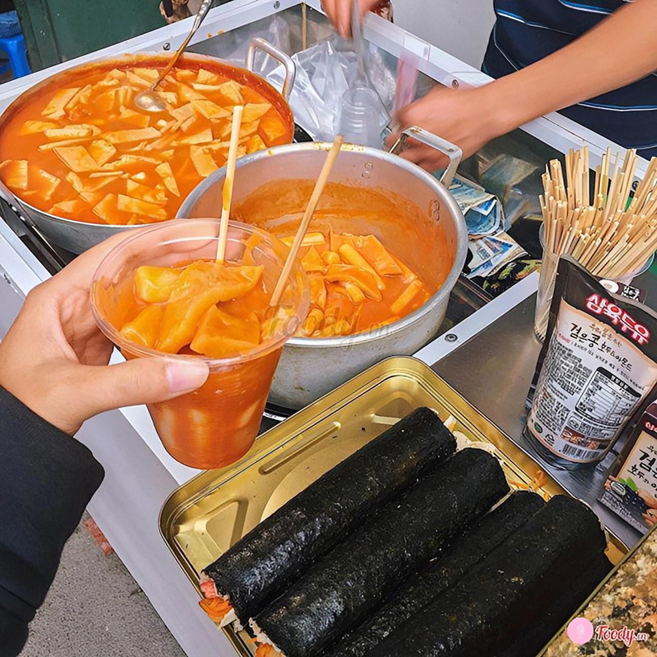 Cốc tteokbokki, kimbap và chả cá mua ở quầy ăn vặt đường phố Hàn Quốc