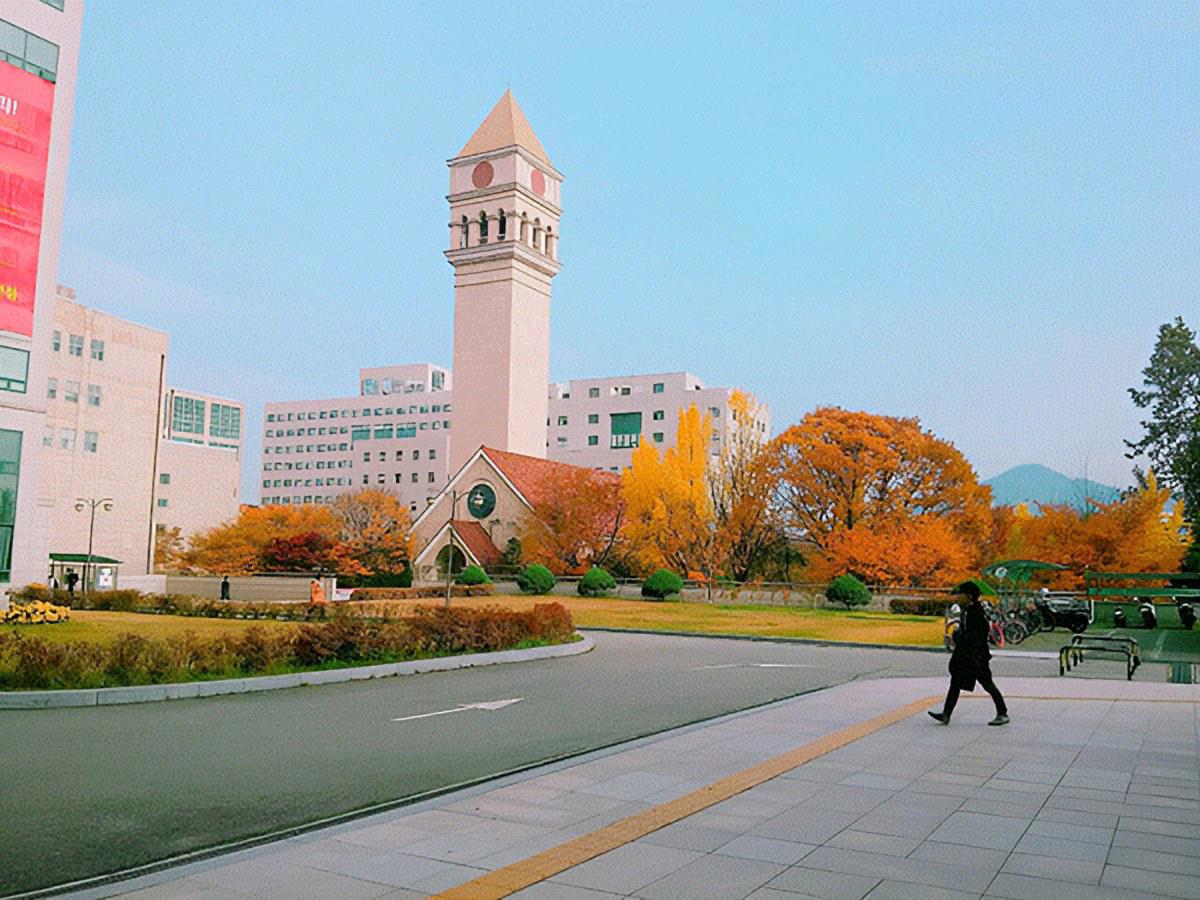 Tháp đồng hồ và lối đi trong khuôn viên Cao đẳng Jeonju Vision mùa thu