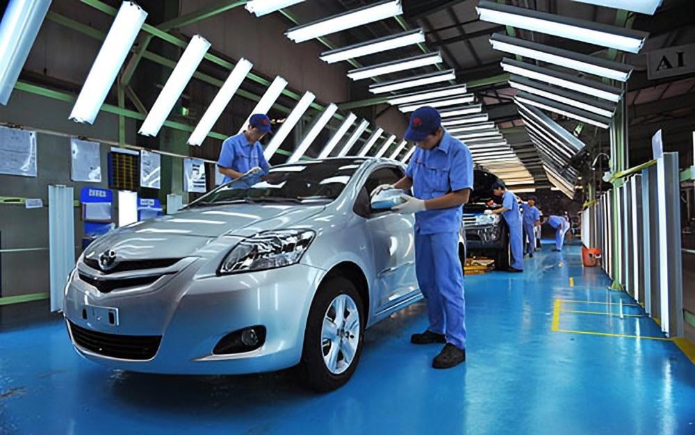 Dây chuyền lắp ráp ô tô trong nhà máy, công nhân kiểm tra xe