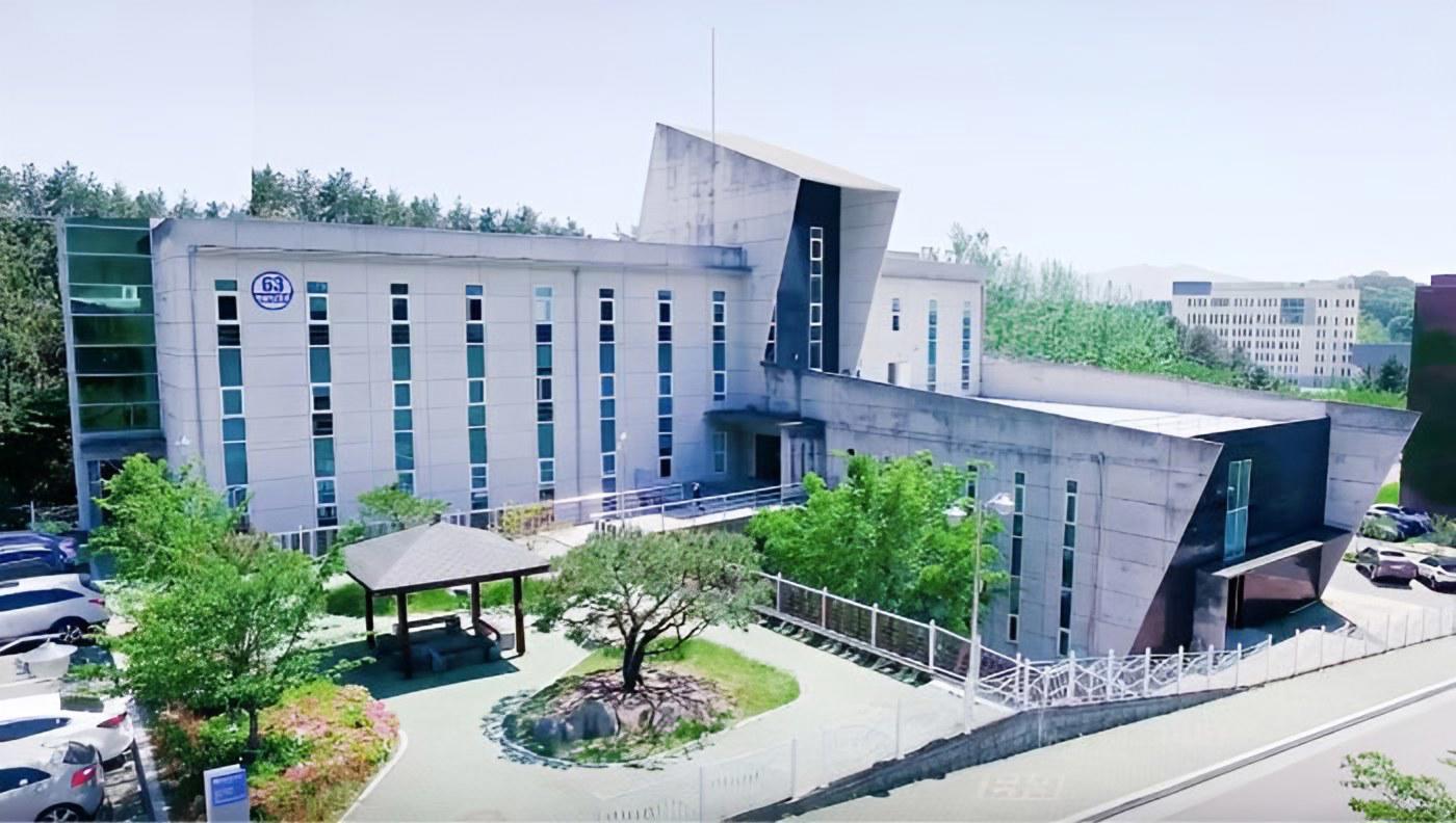Toà nhà khối kỹ thuật trong khuôn viên Đại học Quốc gia Changwon