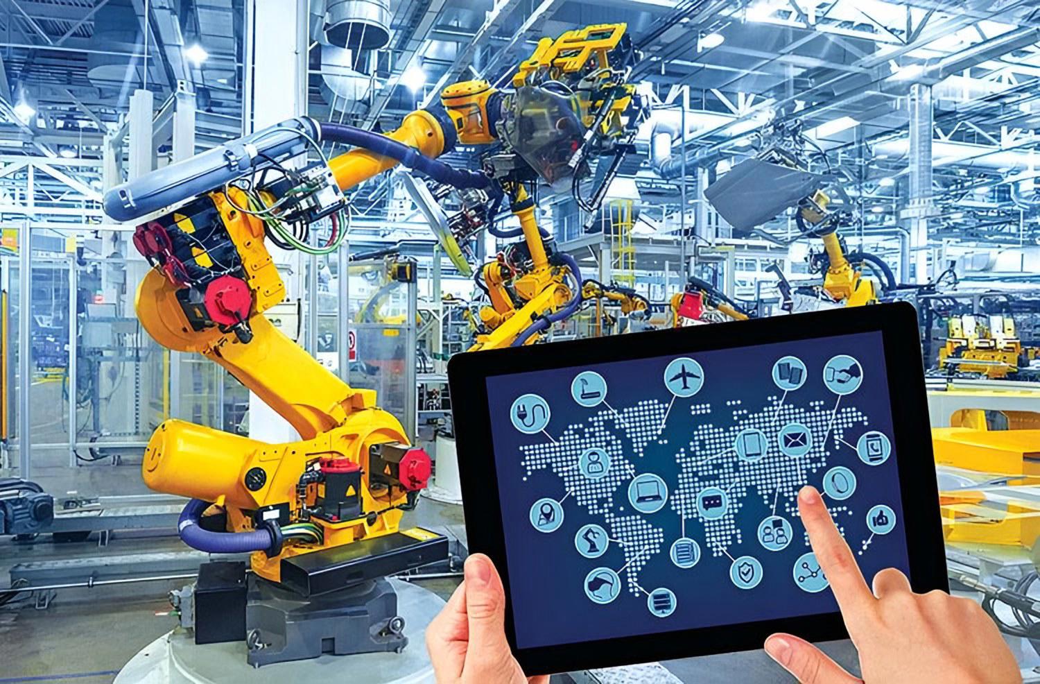 Cánh tay robot trong nhà máy và máy tính bảng điều khiển sản xuất