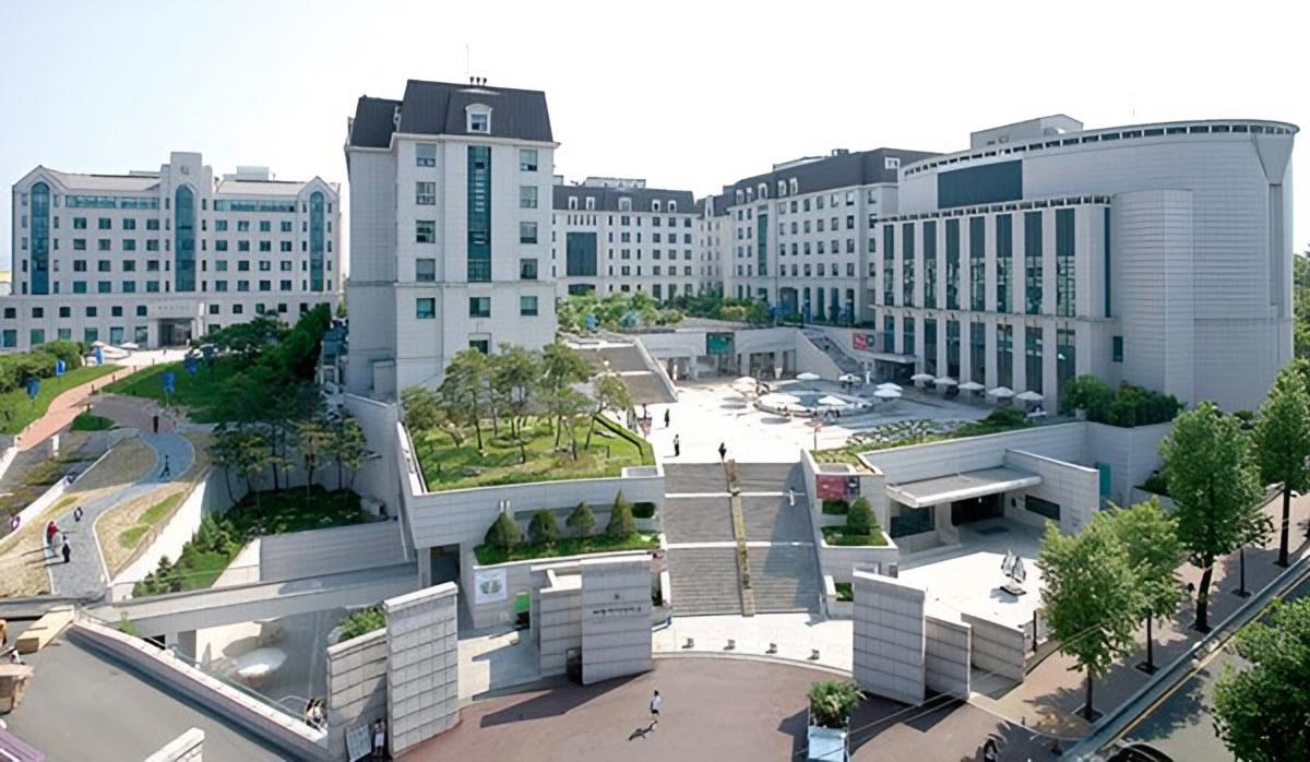 Khuôn viên một trường đại học Hàn Quốc với các tòa nhà giảng đường và lối đi bậc thang